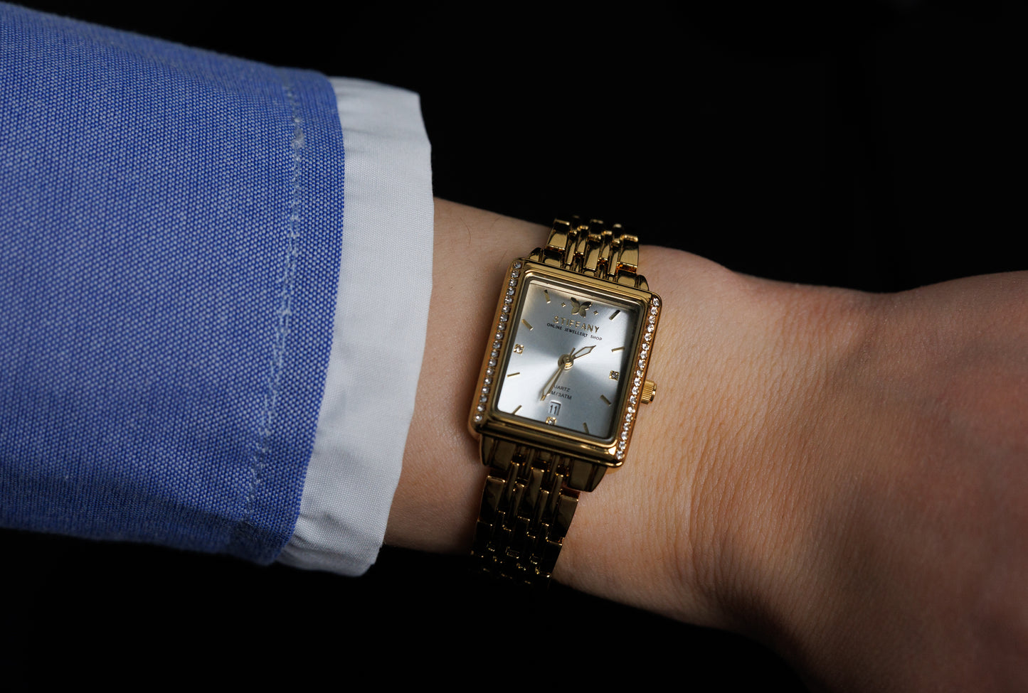 Golden Elegance Watch is the perfect blend of refined design and modern functionality.
