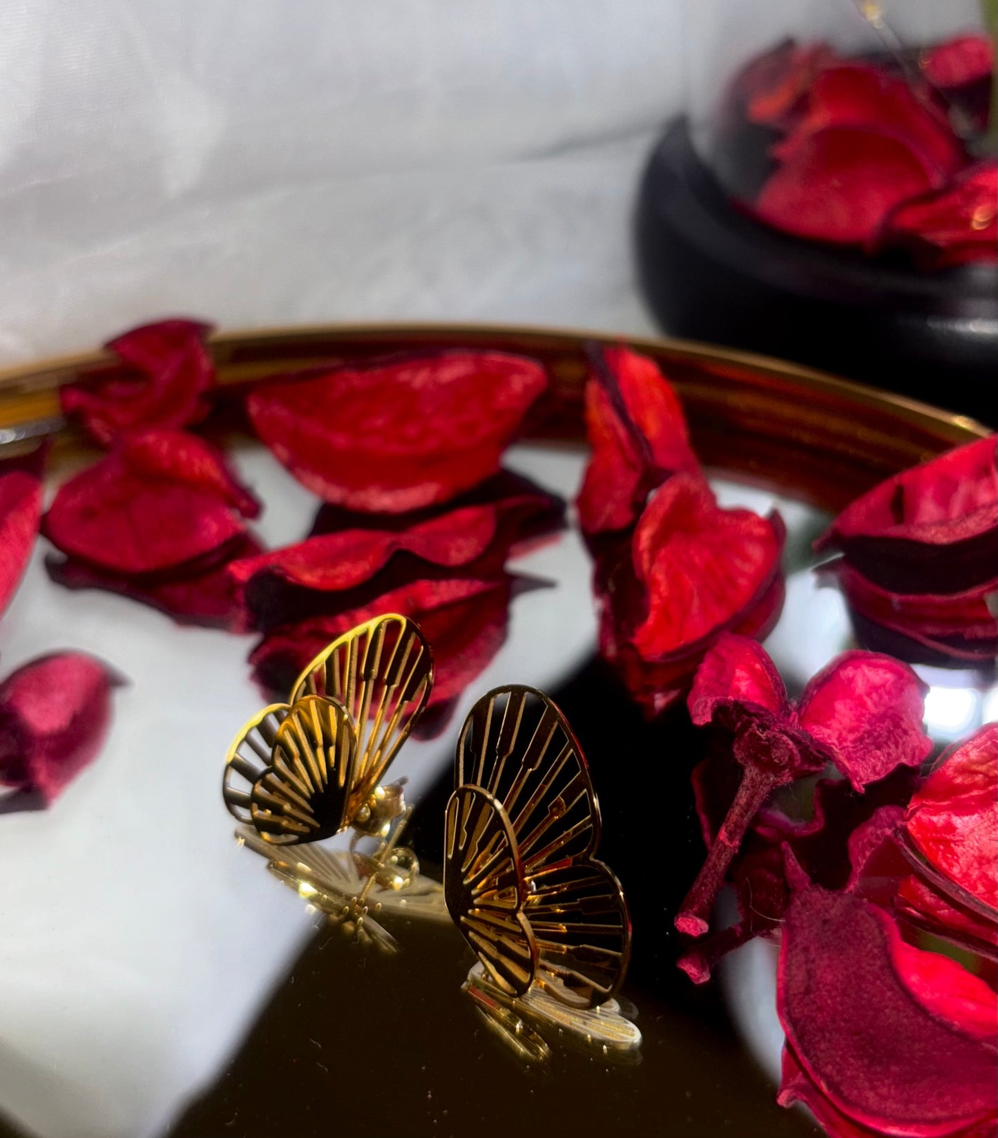 Elegant butterfly wing earrings crafted from 18k gold-plated stainless steel. These vintage, waterproof stud earrings combine creativity with durability, perfect for any stylish occasion.
