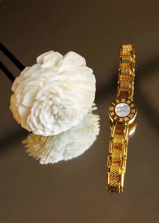 Discover the elegant design and exceptional durability of the Roman Num watch bracelet.