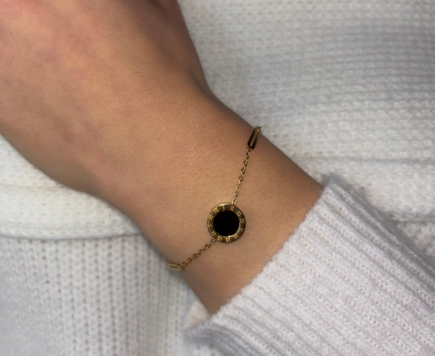 Minimal and elegant, the Shell Butterfly Bracelet combines modern design with timeless aesthetics, perfect for any occasion.