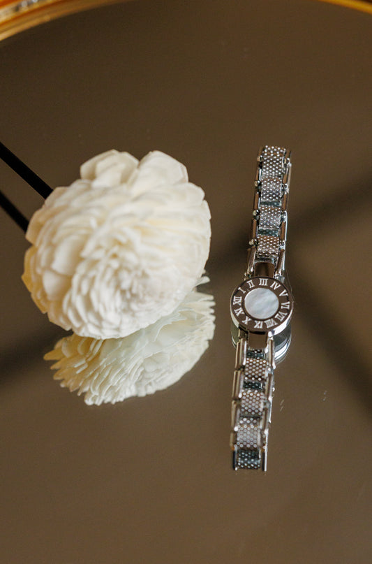 Discover the elegant design and exceptional durability of the Roman Num watch bracelet.