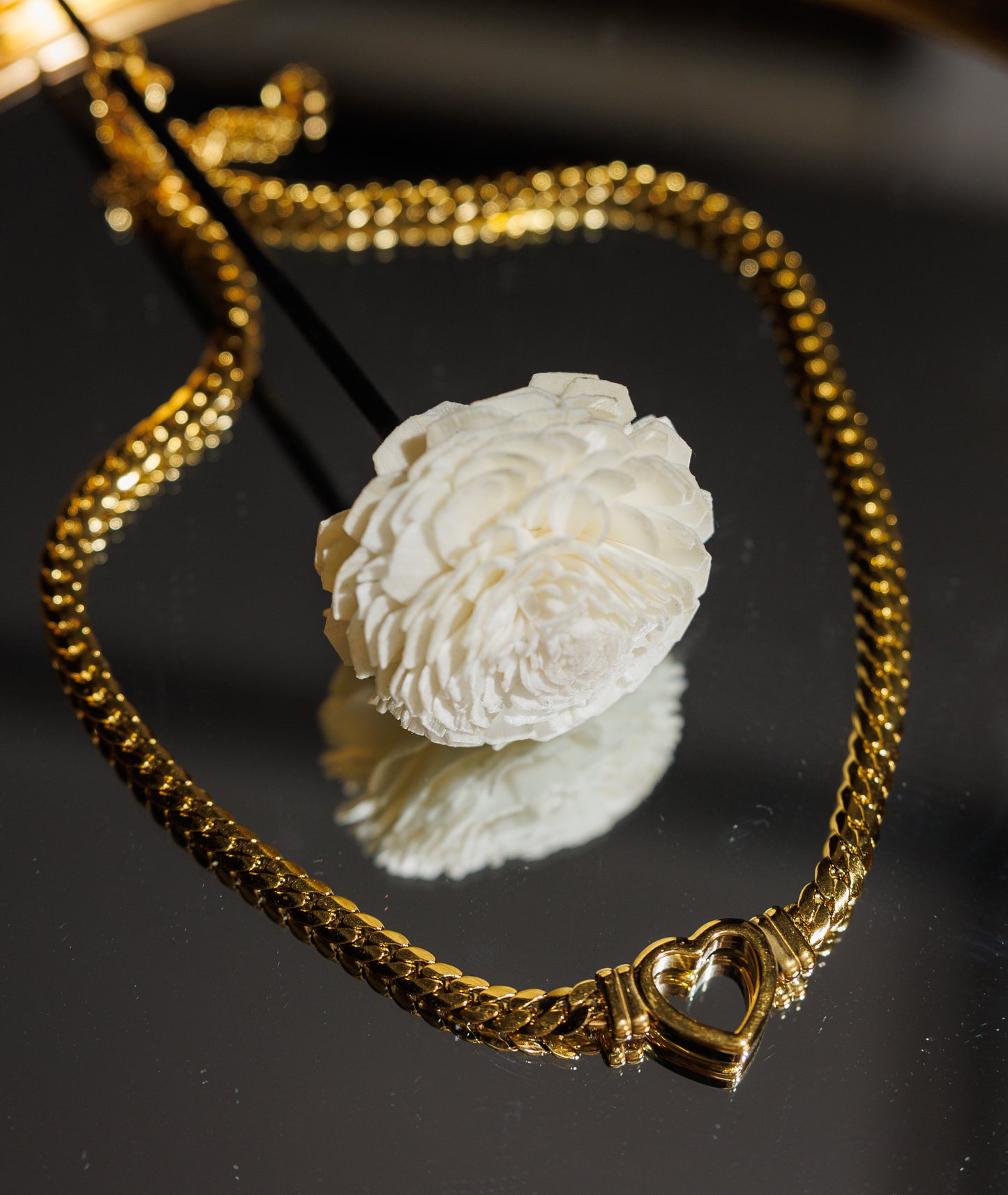 Elegant Cuban necklace with 18K gold plating and a unique heart design at the center. A timeless accessory that combines modern aesthetics.