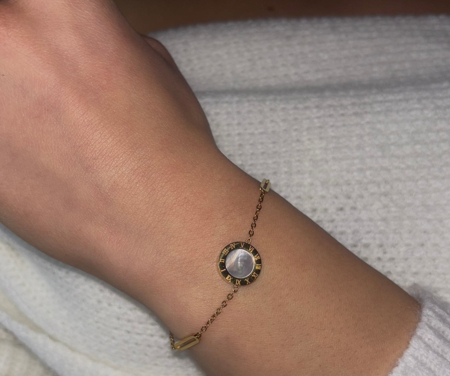 Minimal and elegant, the Shell Butterfly Bracelet combines modern design with timeless aesthetics, perfect for any occasion.