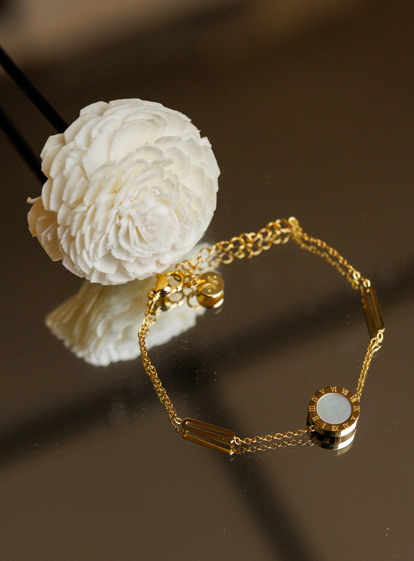 Minimal and elegant, the Shell Butterfly Bracelet combines modern design with timeless aesthetics, perfect for any occasion.