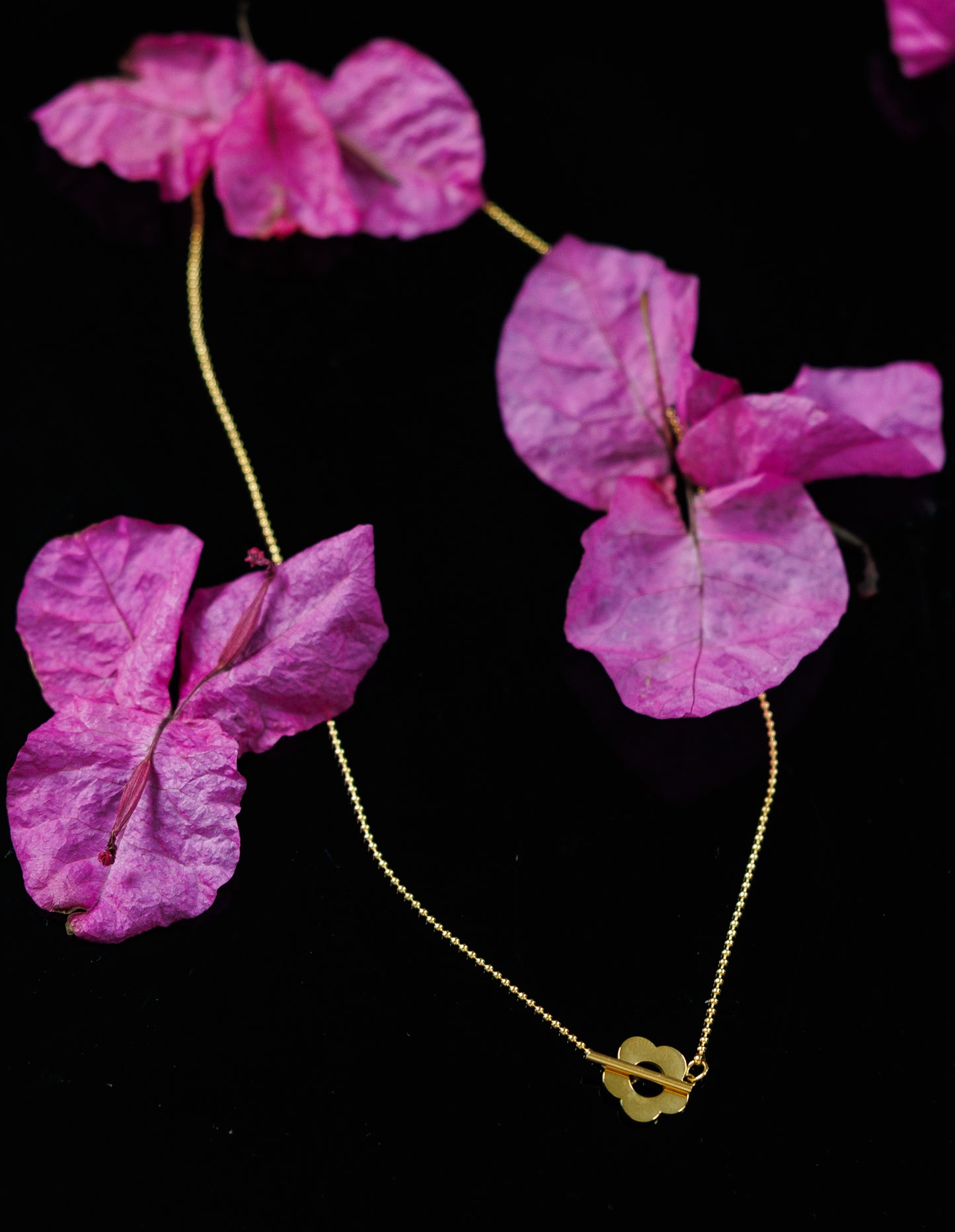 Flower clasp necklace