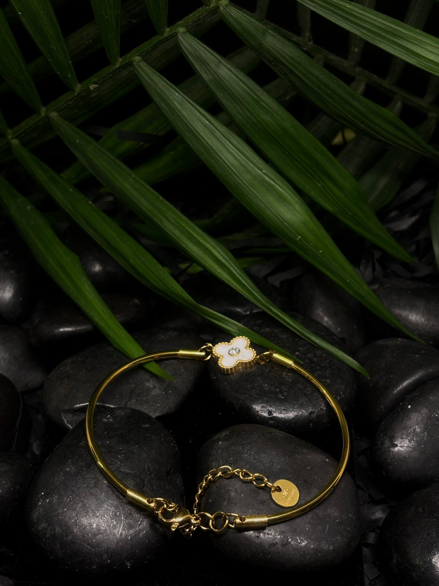 Tarnish free waterproof 18k gold plated stainless steel clover color shell with Zircon 13 mm bracelet.