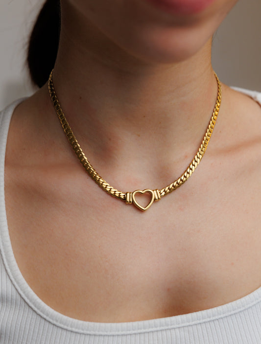 Elegant Cuban necklace with 18K gold plating and a unique heart design at the center. A timeless accessory that combines modern aesthetics.