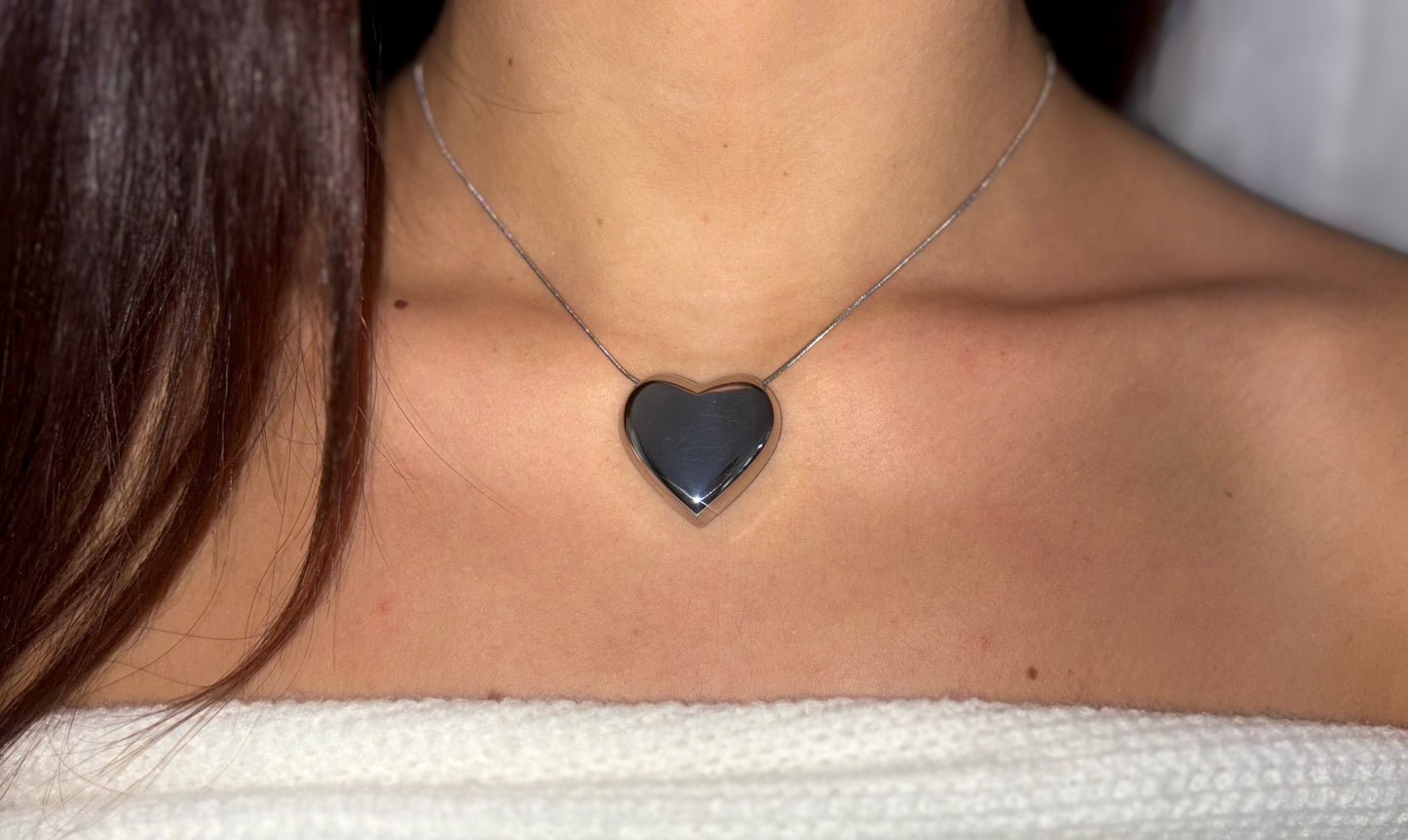 Experience the timeless elegance of our non tarnish waterproof jewelry. Made with stainless steel, this chain features a stunning big peach heart pendant.