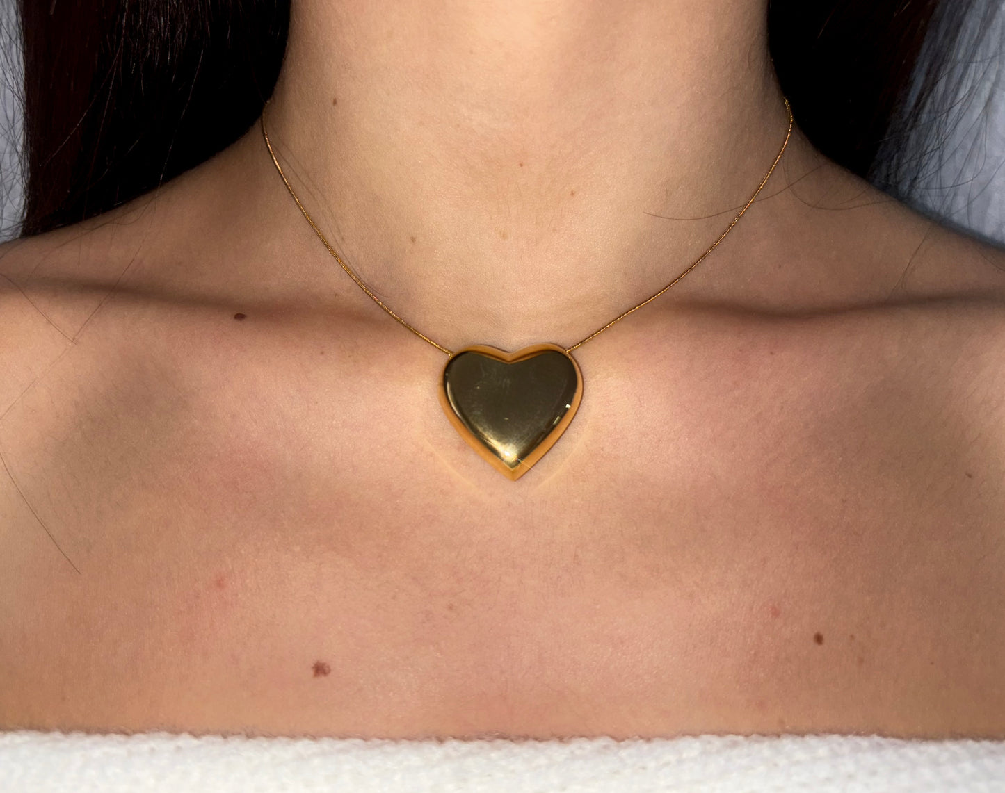 Experience the timeless elegance of our non tarnish waterproof jewelry. Made with 18kgold plated stainless steel, this chain features a stunning big peach heart pendant.