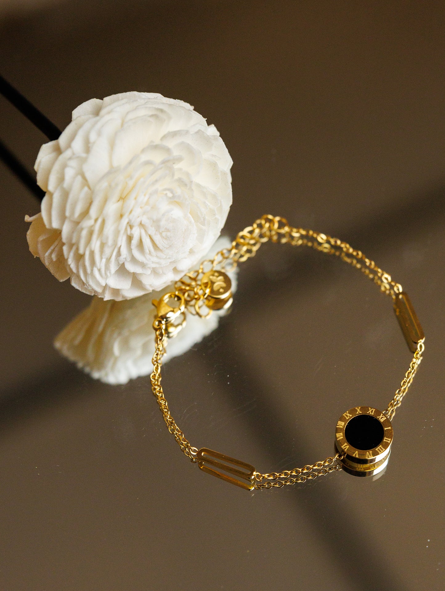 Minimal and elegant, the Shell Butterfly Bracelet combines modern design with timeless aesthetics, perfect for any occasion.