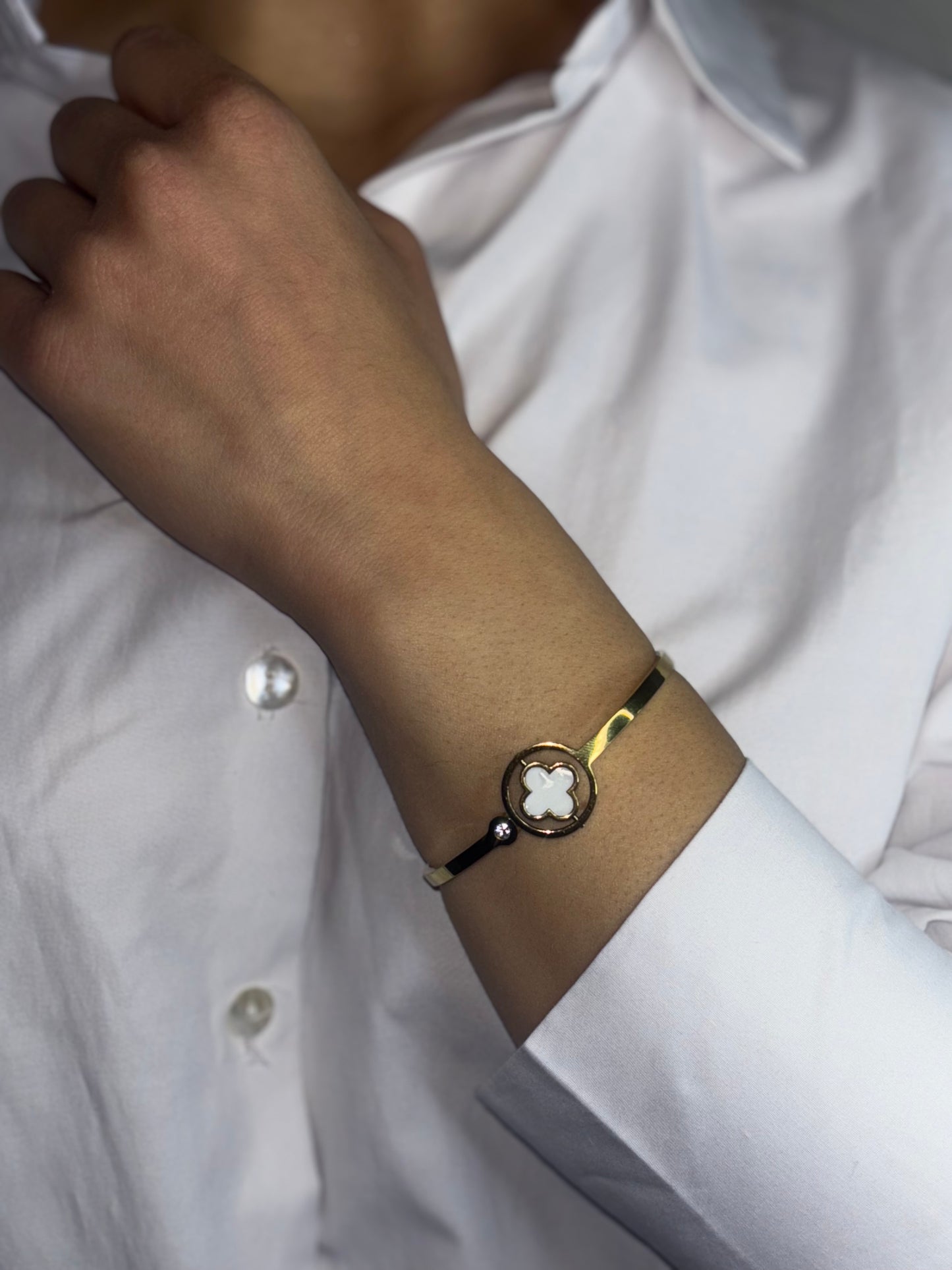 Wholesale Women double Side Wear four Leaf 18k gold Plated stainless Steel fashion jewelry bracelet.