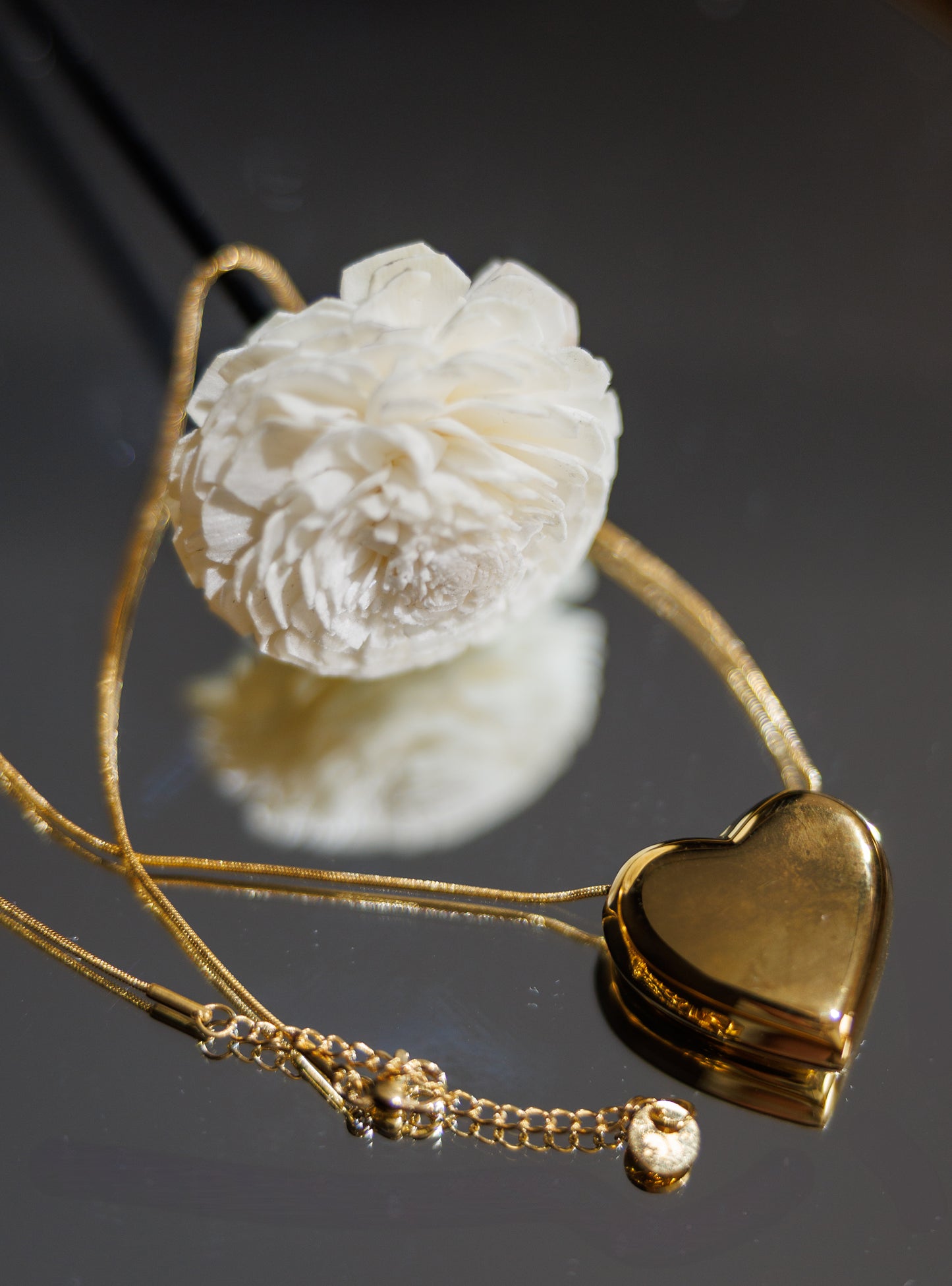 Experience the timeless elegance of our non tarnish waterproof jewelry. Made with 18kgold plated stainless steel, this chain features a stunning big peach heart pendant.