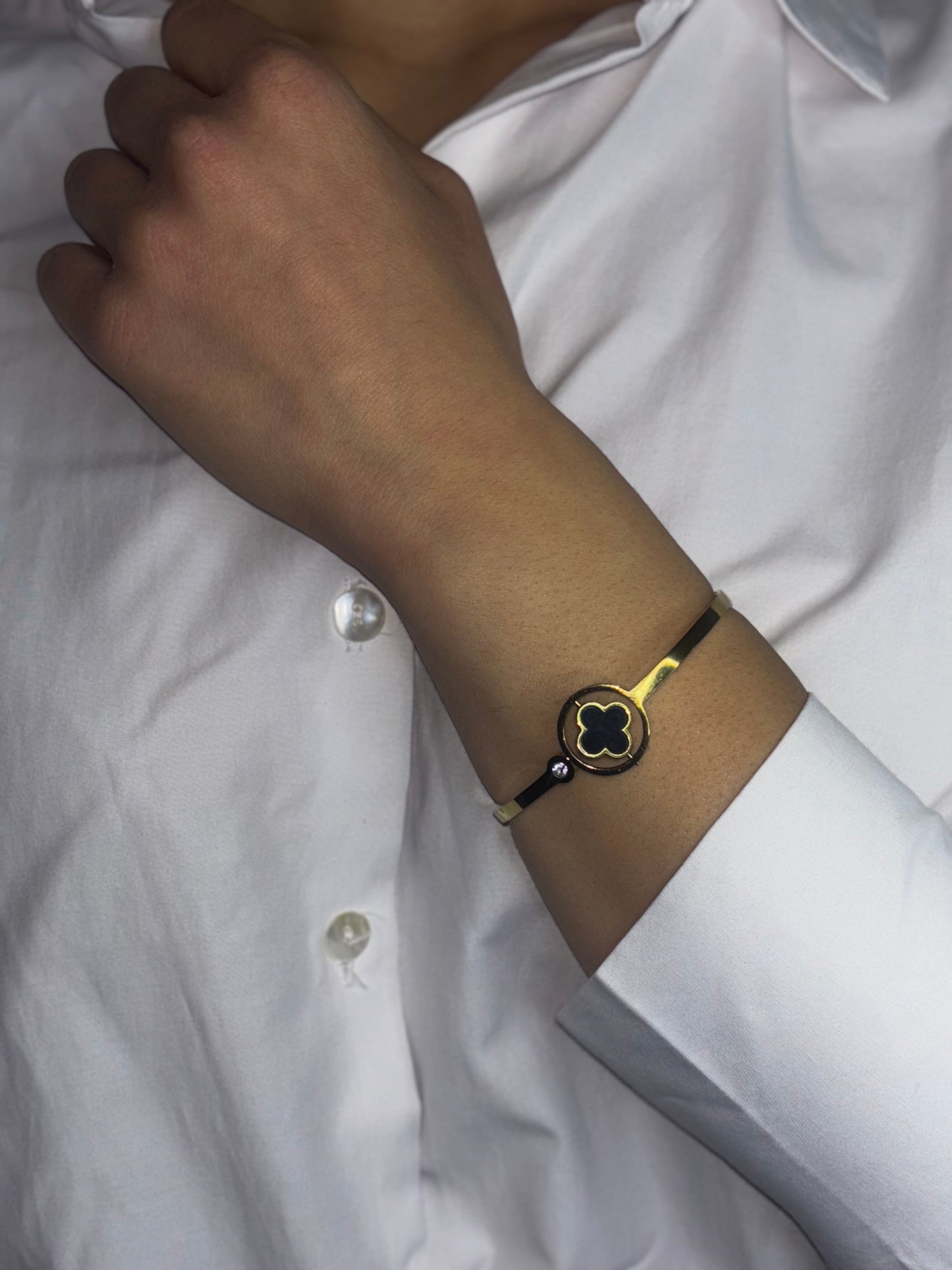 Wholesale Women double Side Wear four Leaf 18k gold Plated stainless Steel fashion jewelry bracelet.