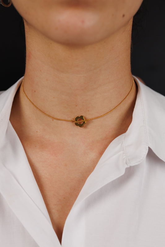 Flower clasp necklace