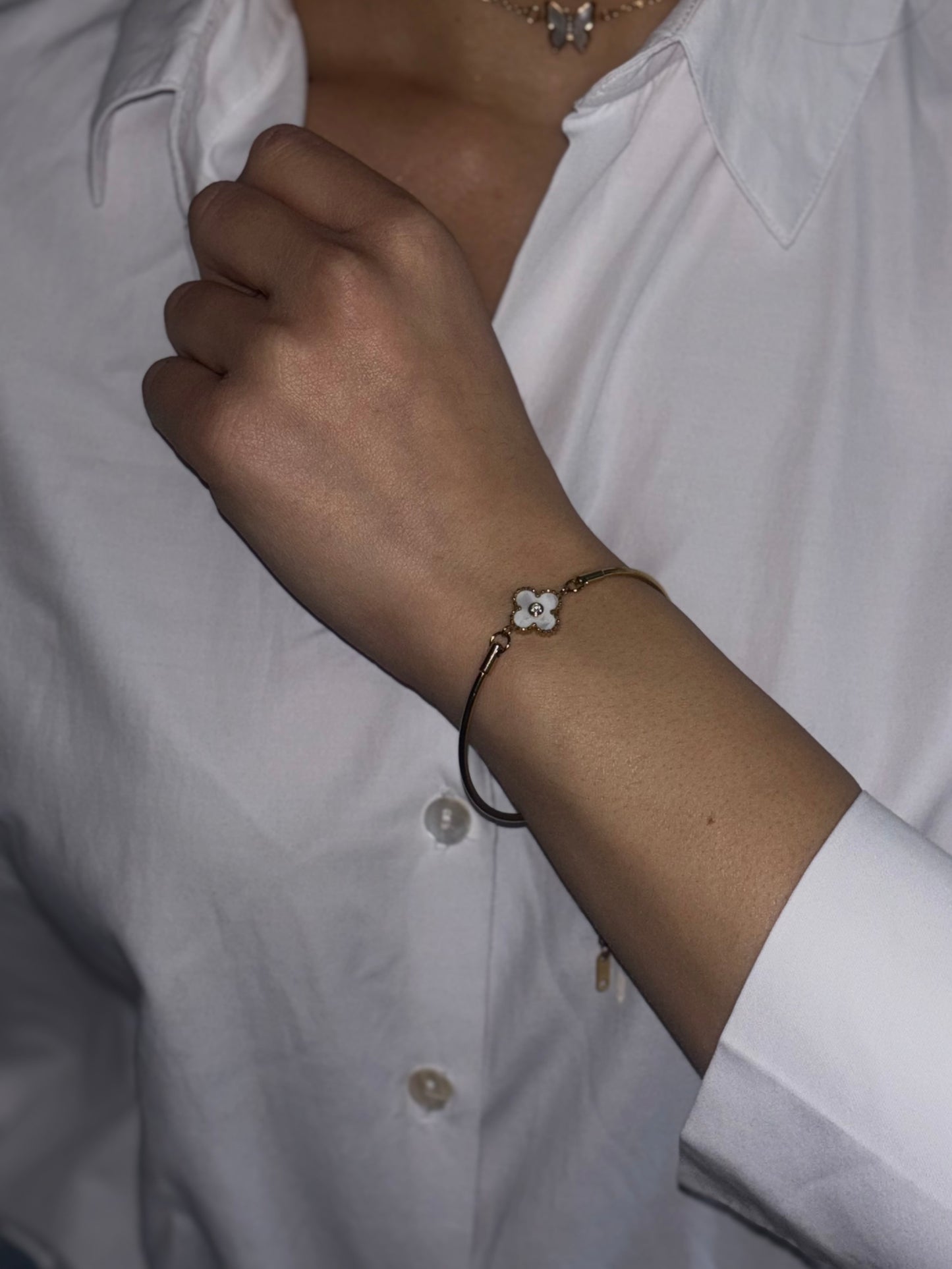 Tarnish free waterproof 18k gold plated stainless steel clover color shell with Zircon 13 mm bracelet.