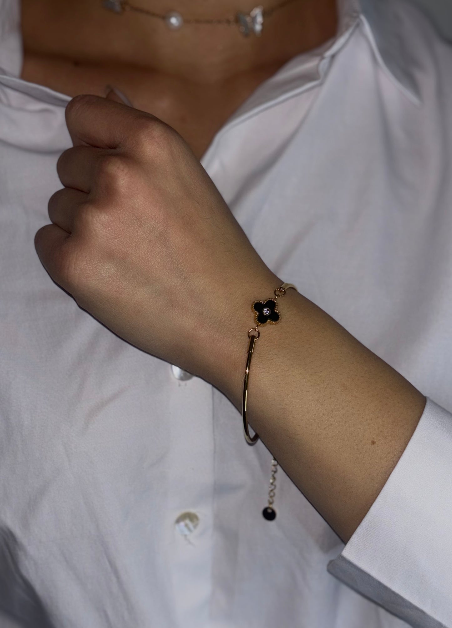 Tarnish free waterproof 18k gold plated stainless steel clover color shell with Zircon 13 mm bracelet
(black color)