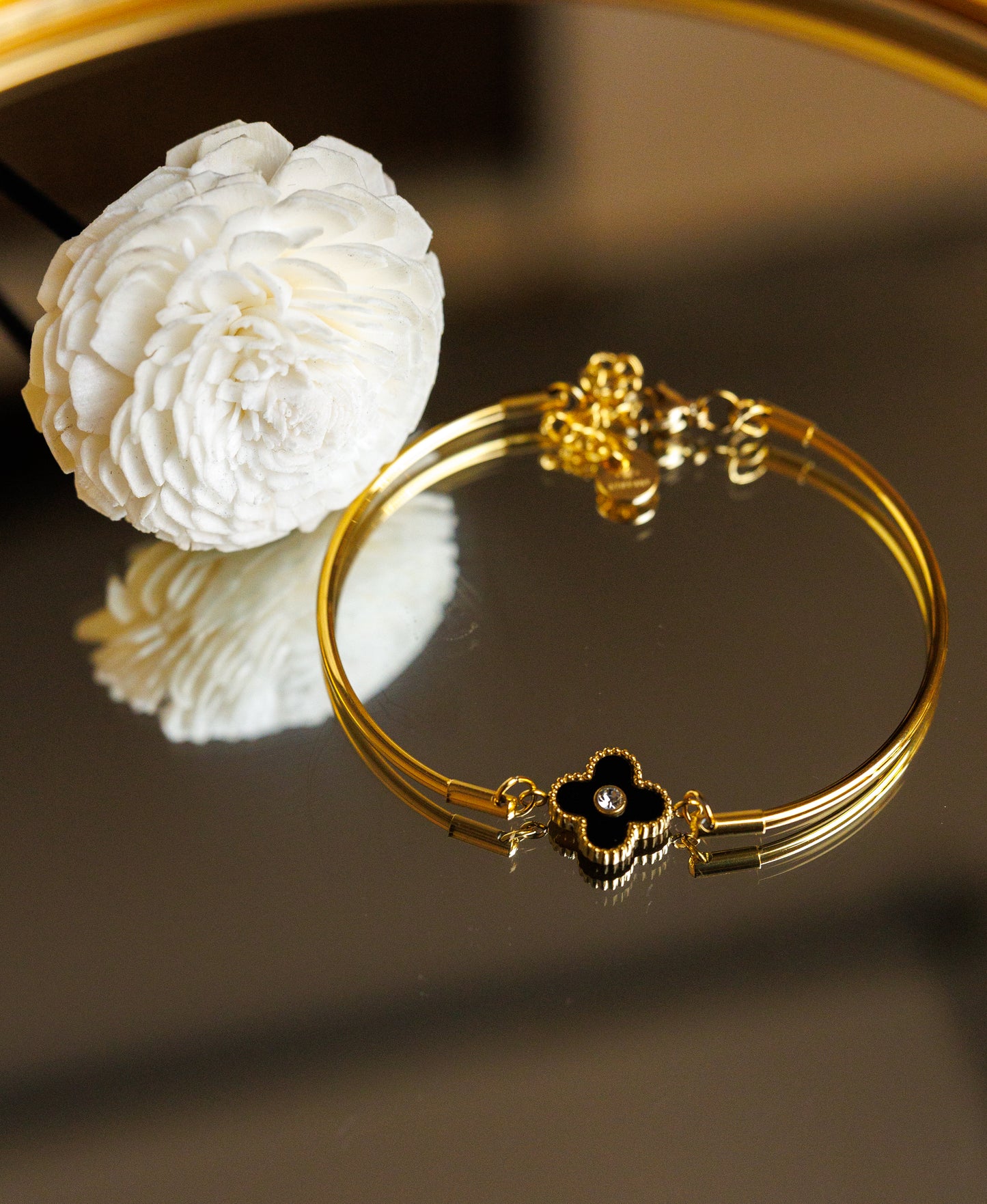 Tarnish free waterproof 18k gold plated stainless steel clover color shell with Zircon 13 mm bracelet
(black color)