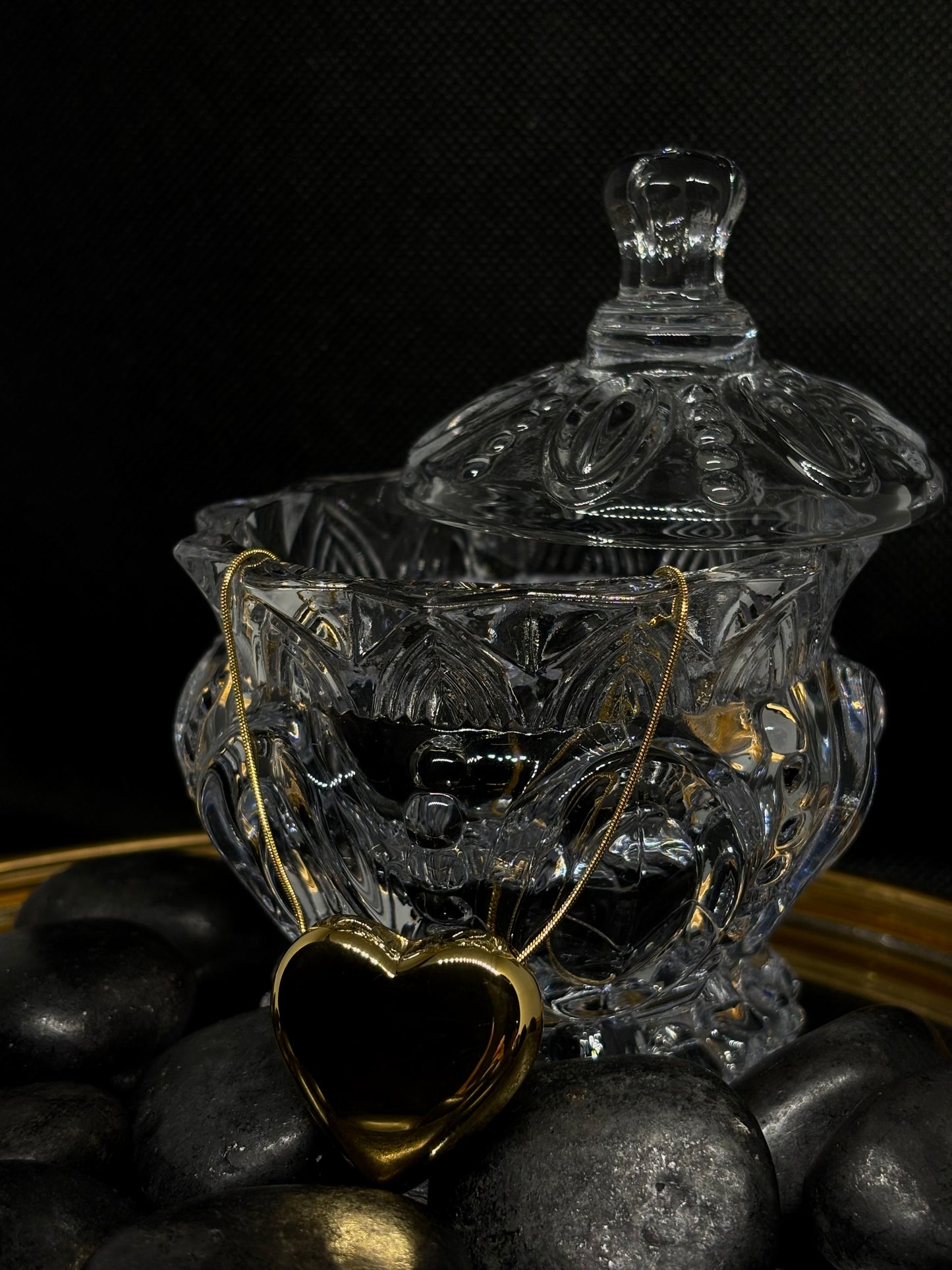 Experience the timeless elegance of our non tarnish waterproof jewelry. Made with 18kgold plated stainless steel, this chain features a stunning big peach heart pendant.